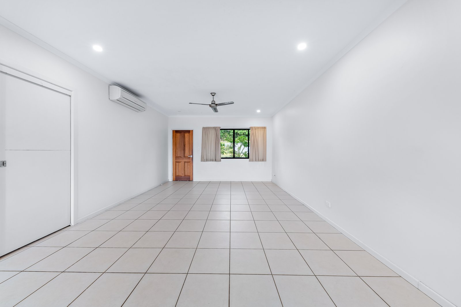 8/25 Abell Road CANNONVALE 9