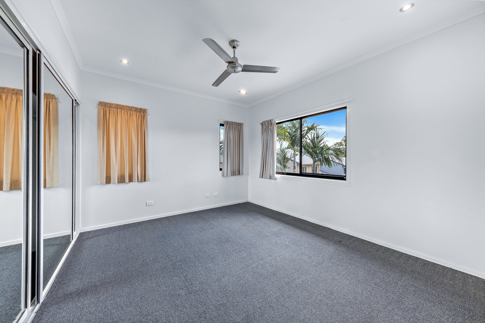 8/25 Abell Road CANNONVALE 12