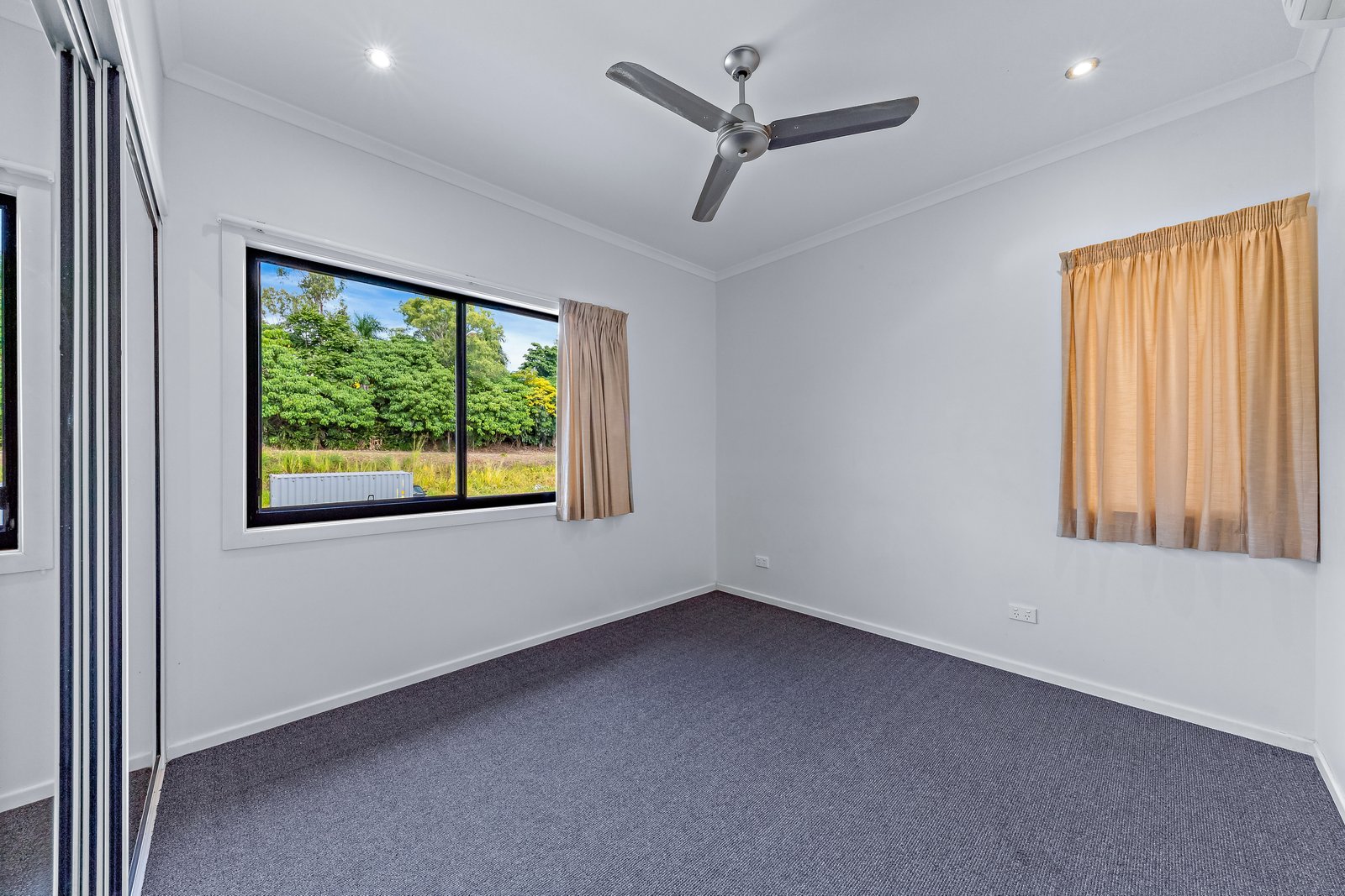 8/25 Abell Road CANNONVALE 14