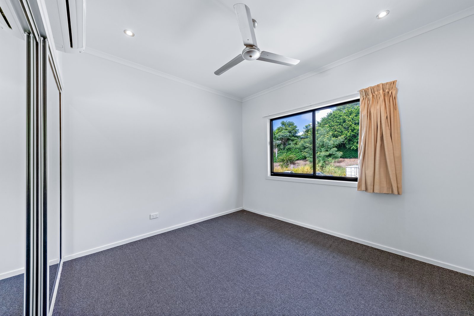 8/25 Abell Road CANNONVALE 15