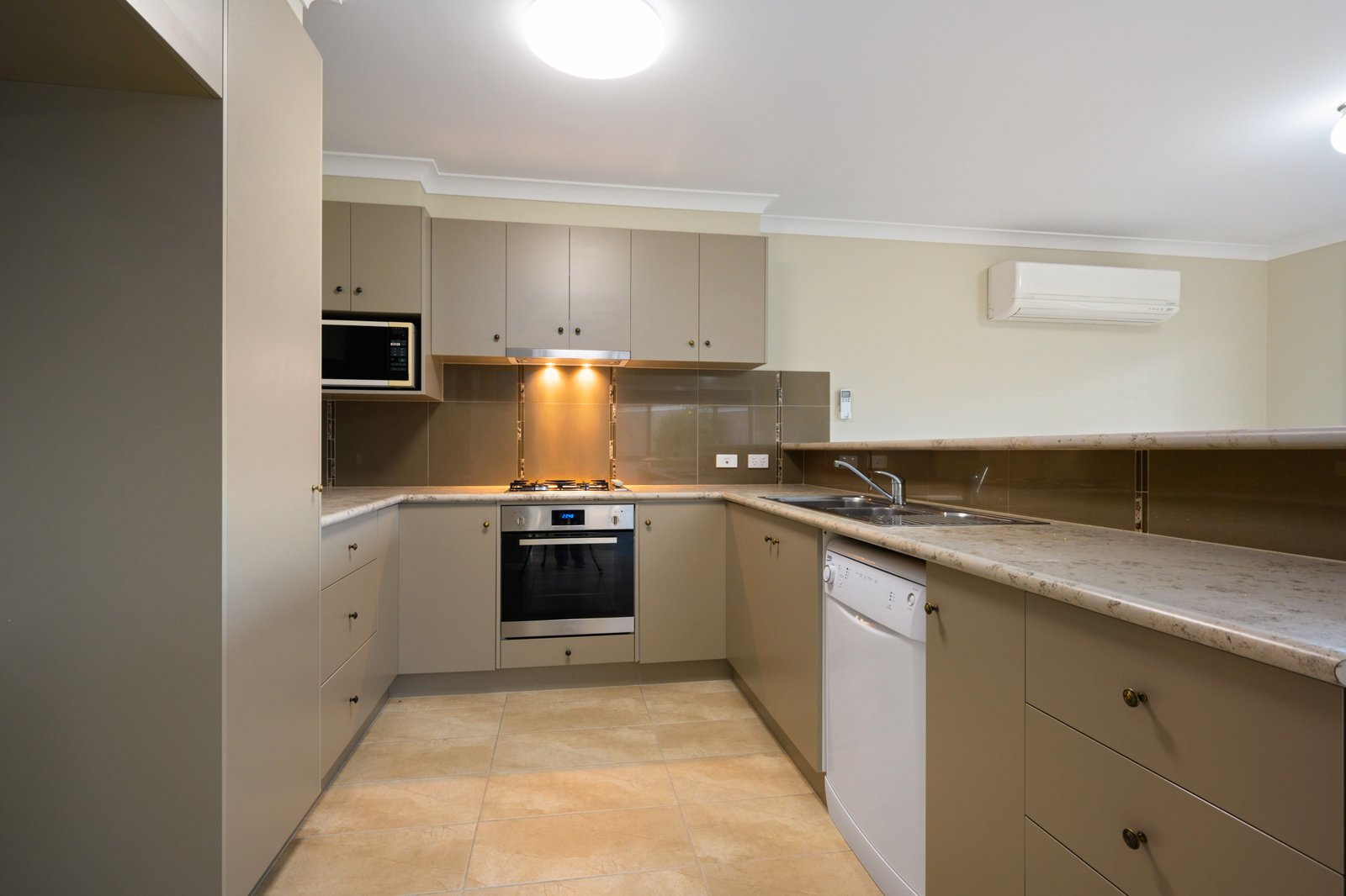 83 Dunne Crescent THURGOONA 2