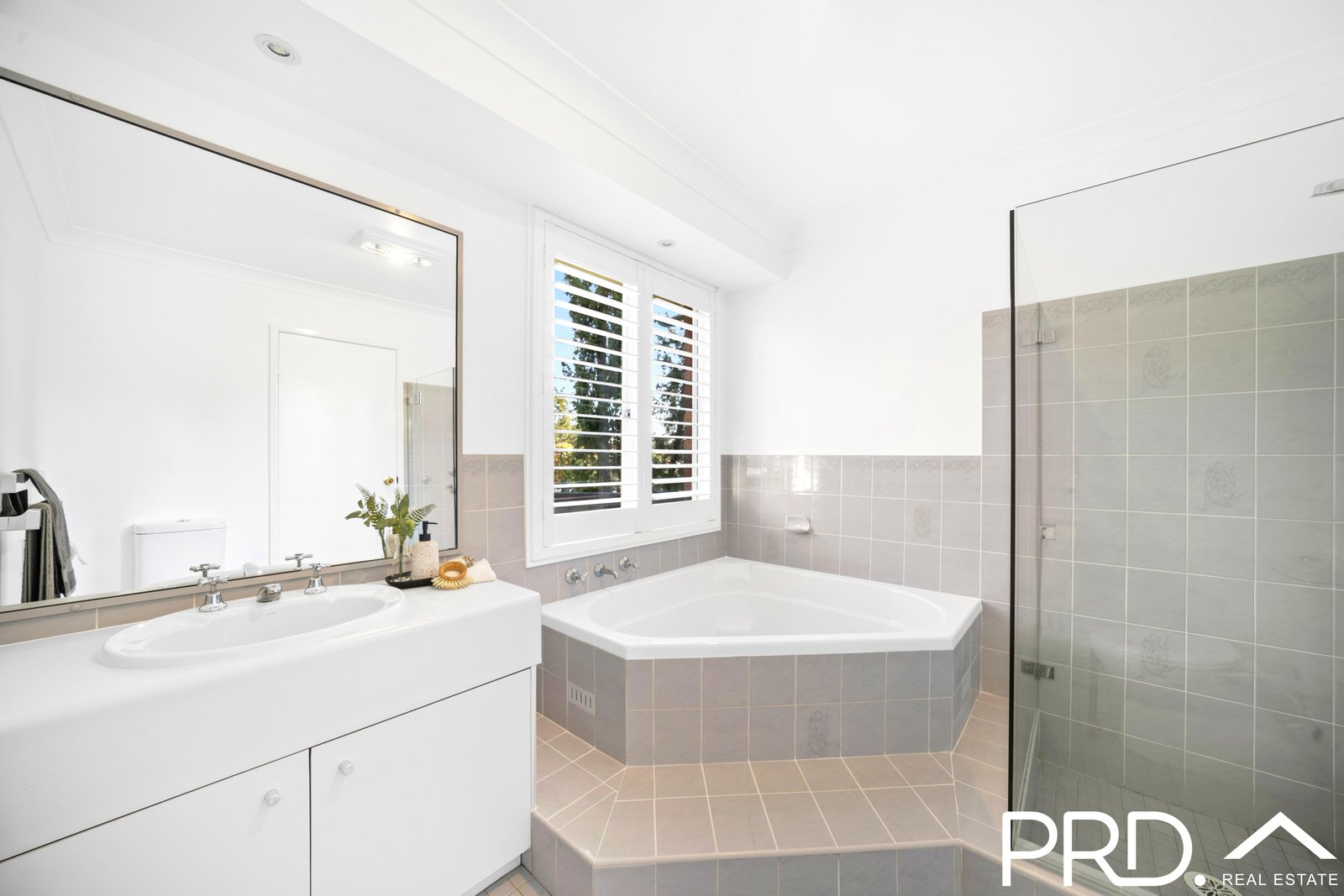 832 Henry Lawson Drive PICNIC POINT 9