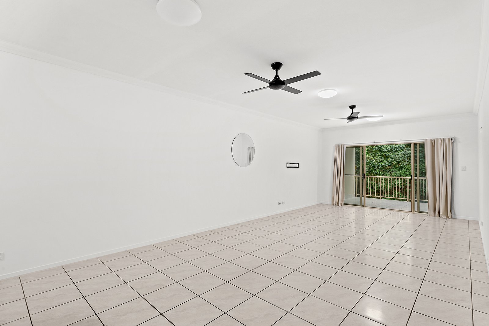 83/21 Shute Harbour Road CANNONVALE 3