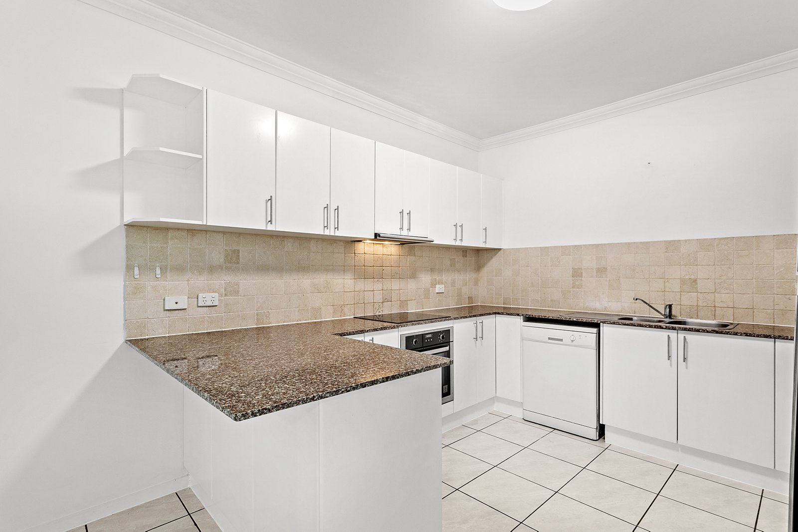 83/21 Shute Harbour Road CANNONVALE 5