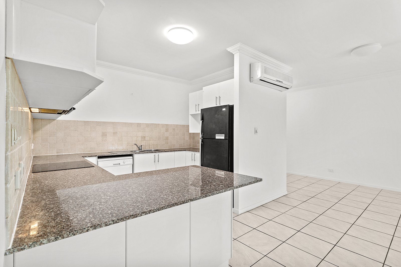 83/21 Shute Harbour Road CANNONVALE 6