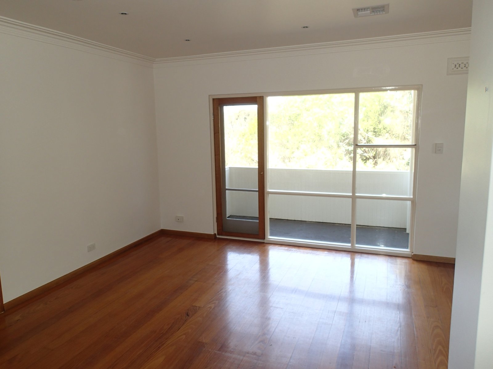 Gallery: 8/323 Beach Road