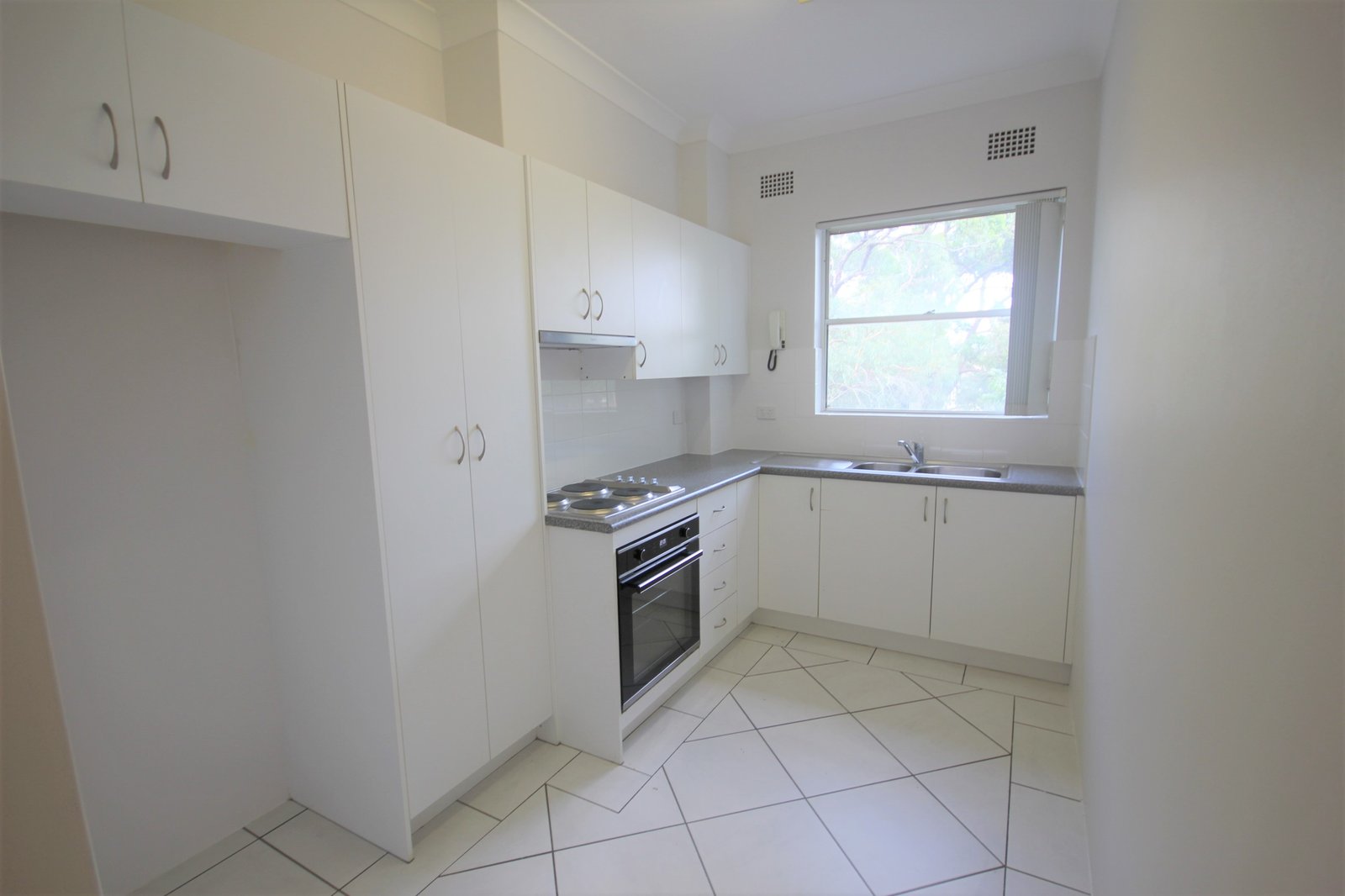 8/33 Lancelot Street ALLAWAH 2