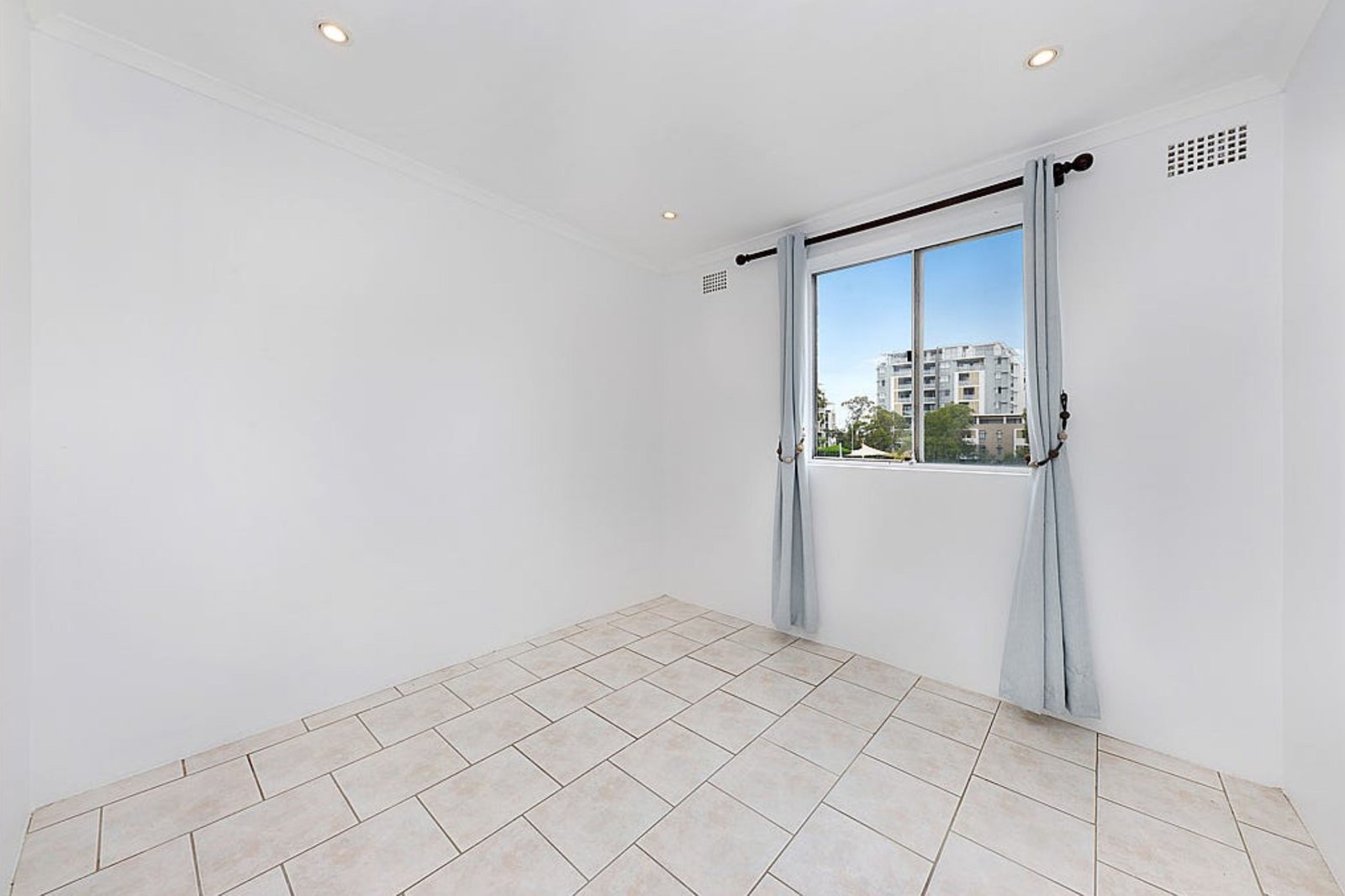 8/38 Brittain Crescent HILLSDALE 5