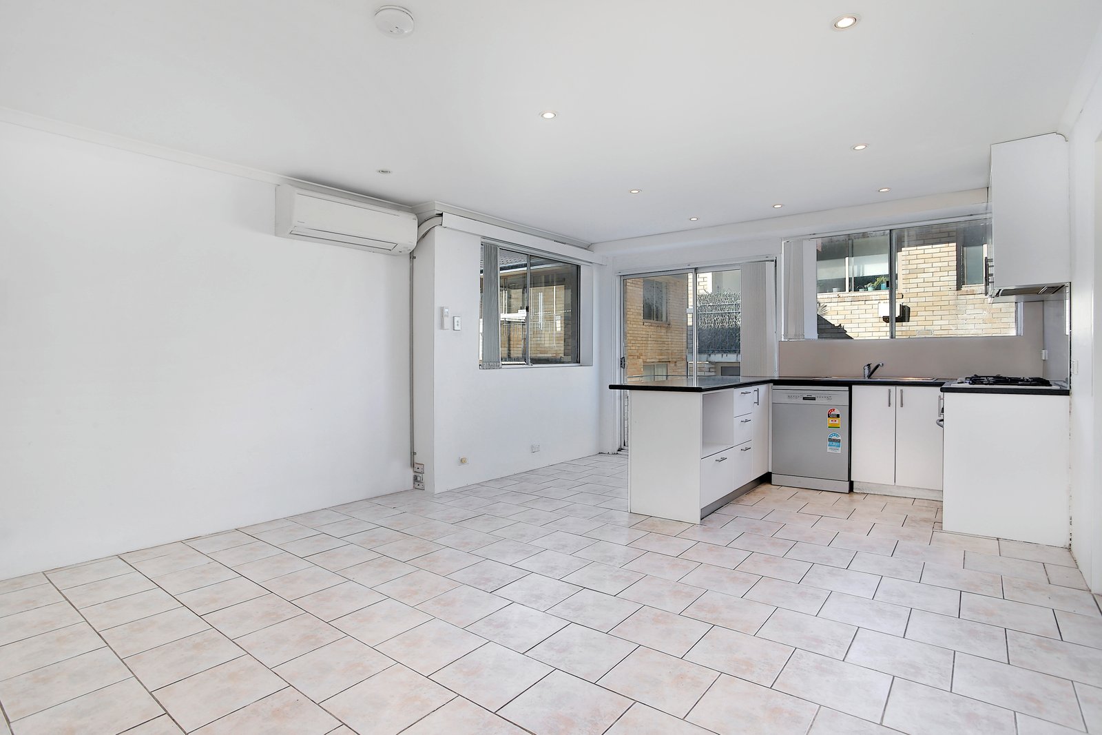 8/38 Brittain Crescent HILLSDALE 1