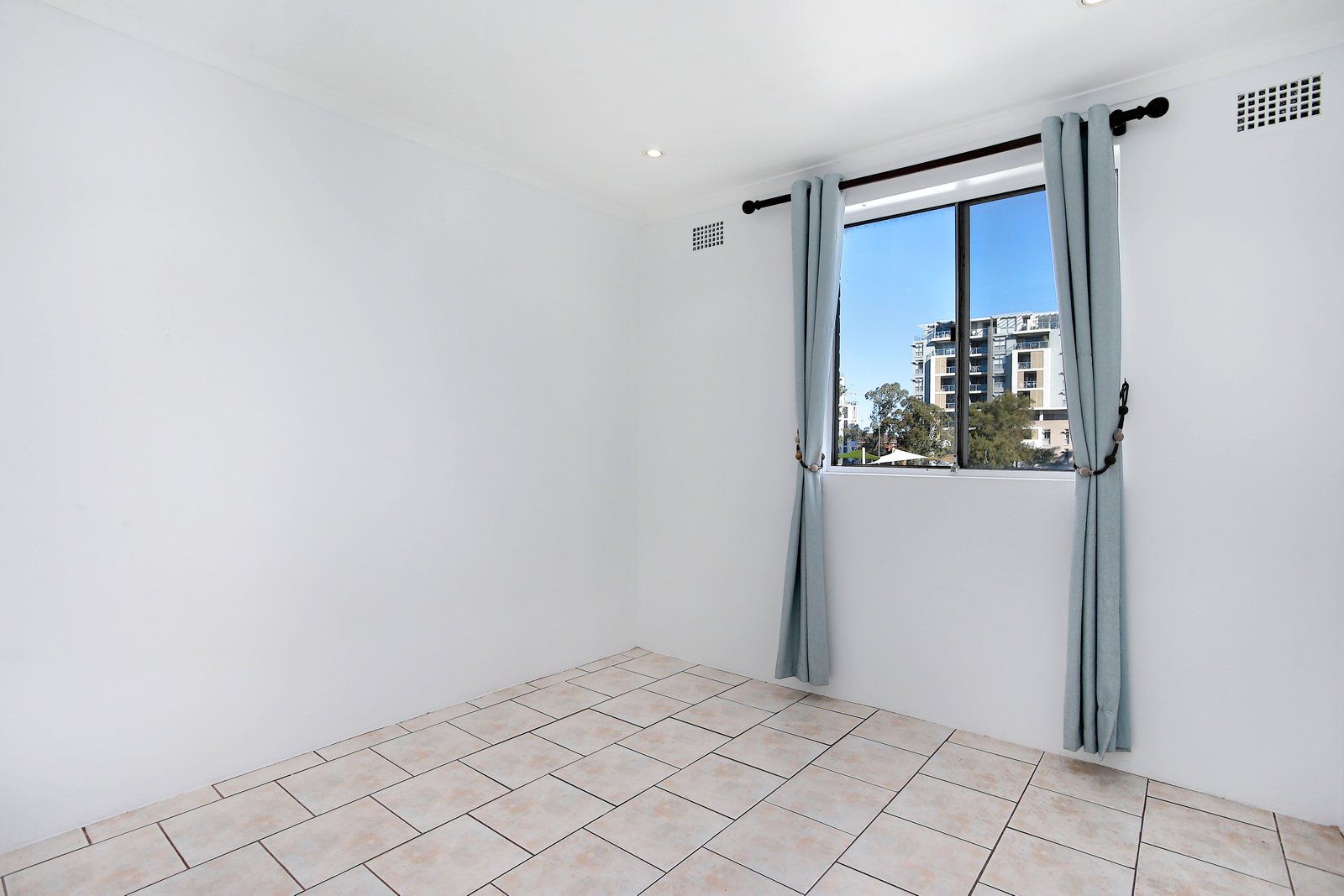 8/38 Brittain Crescent HILLSDALE 4