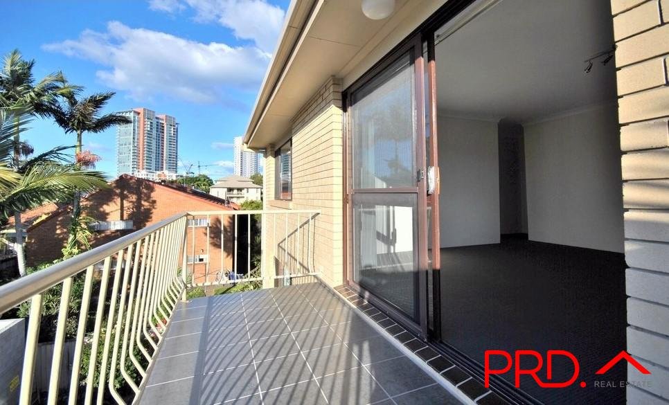8/39 Lenneberg Street SOUTHPORT 4