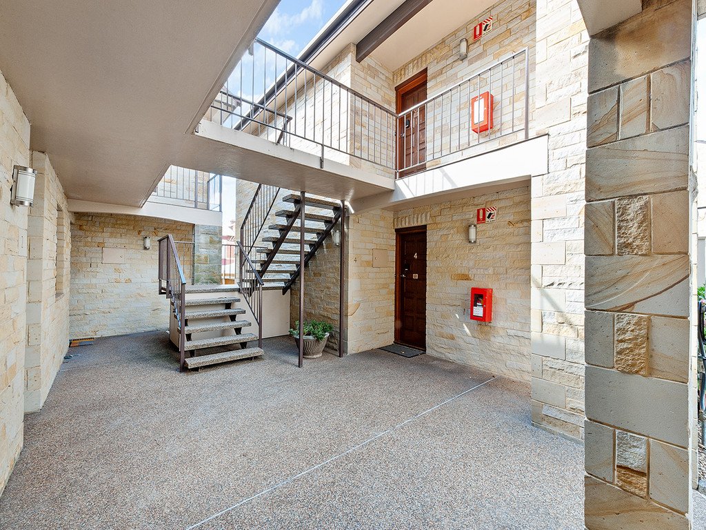 8/4 Colville Street BATTERY POINT 4