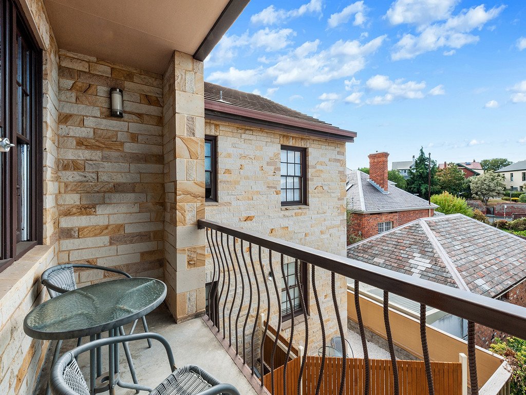 8/4 Colville Street BATTERY POINT 11