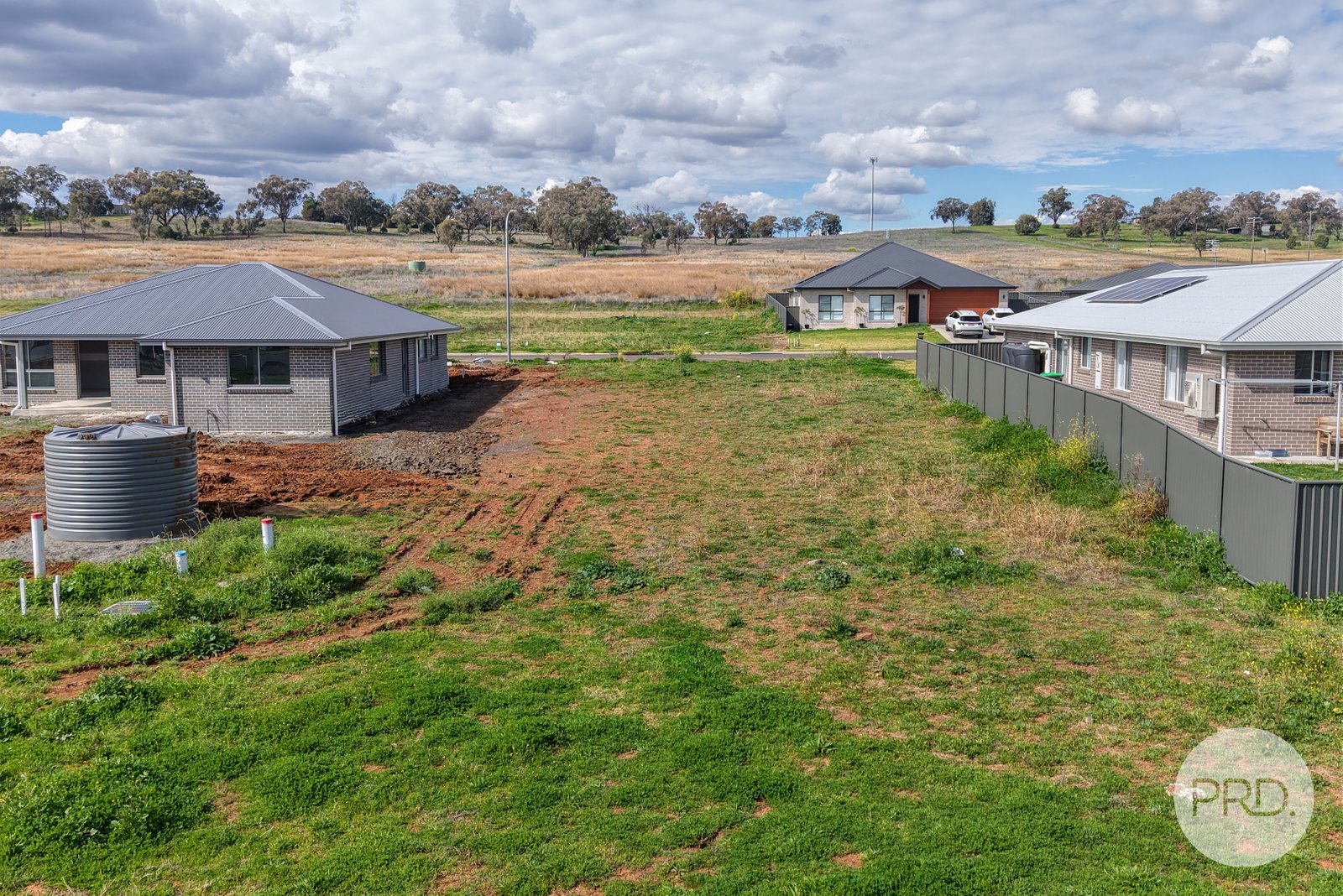 84 Evesham Circuit TAMWORTH 9