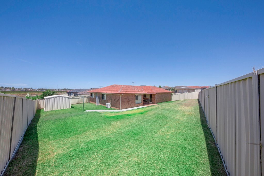 84 Golden Wattle Crescent THORNTON 14