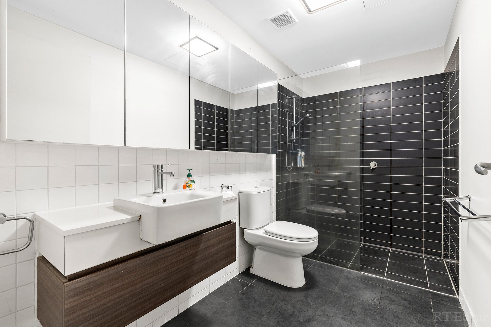 Real Estate and Property in 8/4 Yarra Bing Crescent, Burwood, VIC