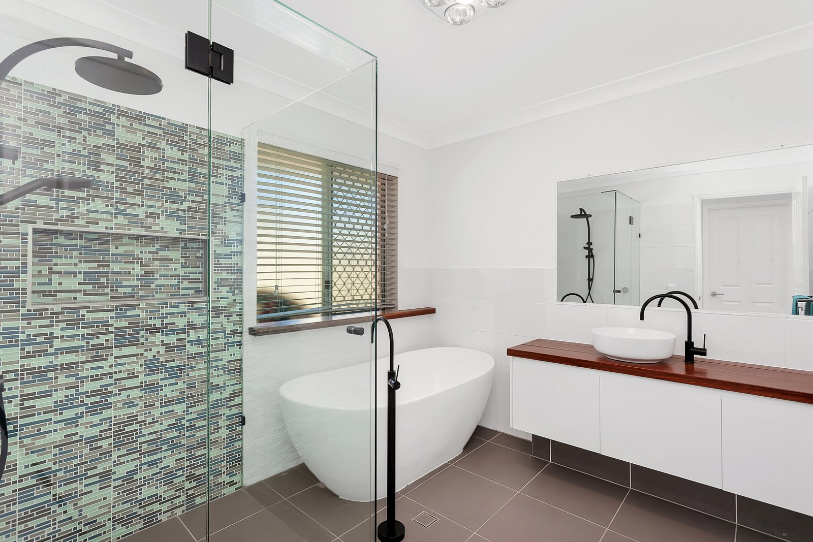 85 Coronet Crescent BURLEIGH WATERS 13