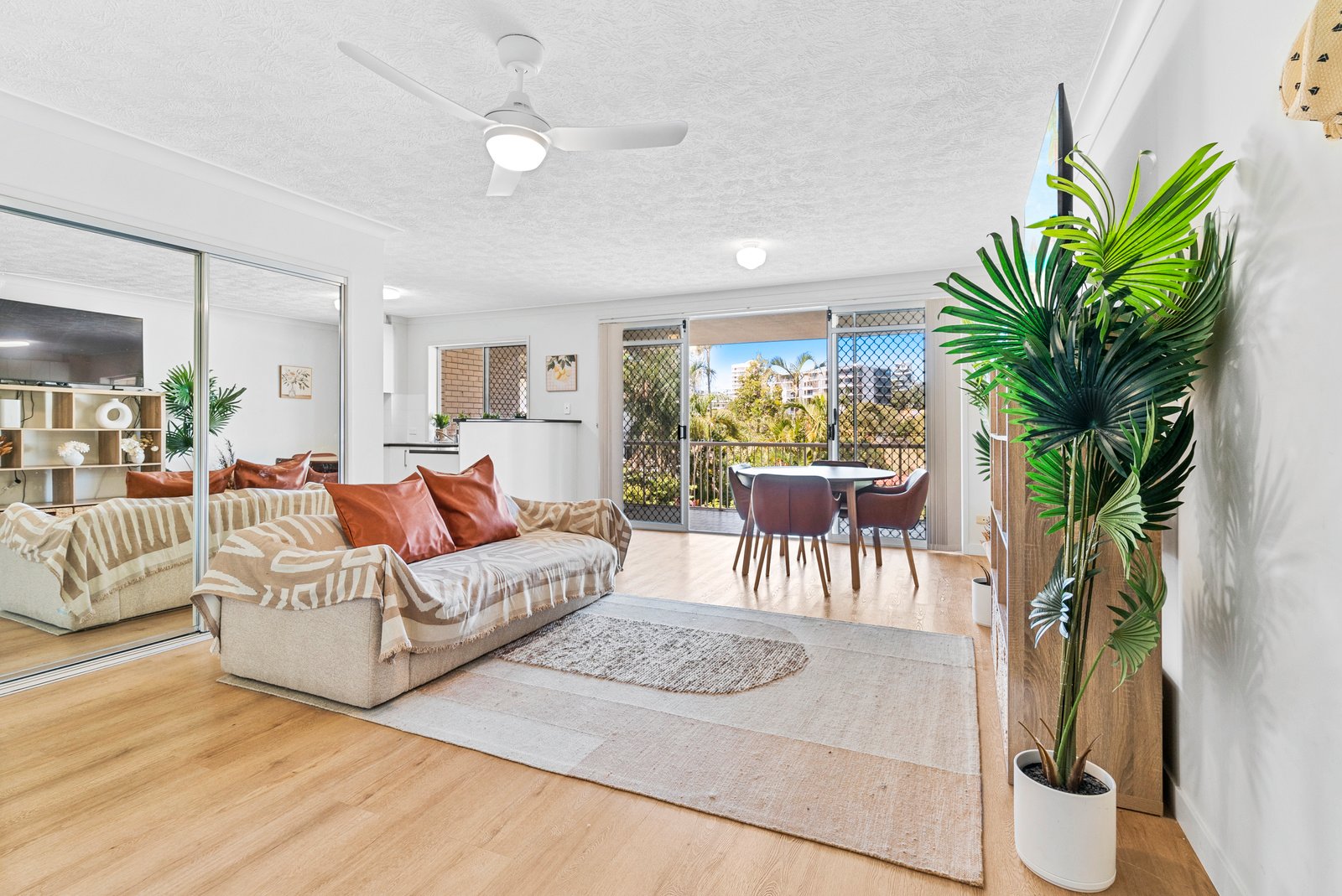 8/54 Dutton Street COOLANGATTA 2