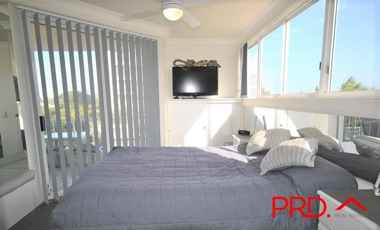 8/56 Hooker Boulevard MERMAID WATERS 10