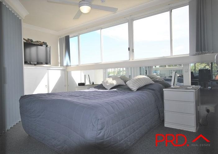 8/56 Hooker Boulevard MERMAID WATERS 11