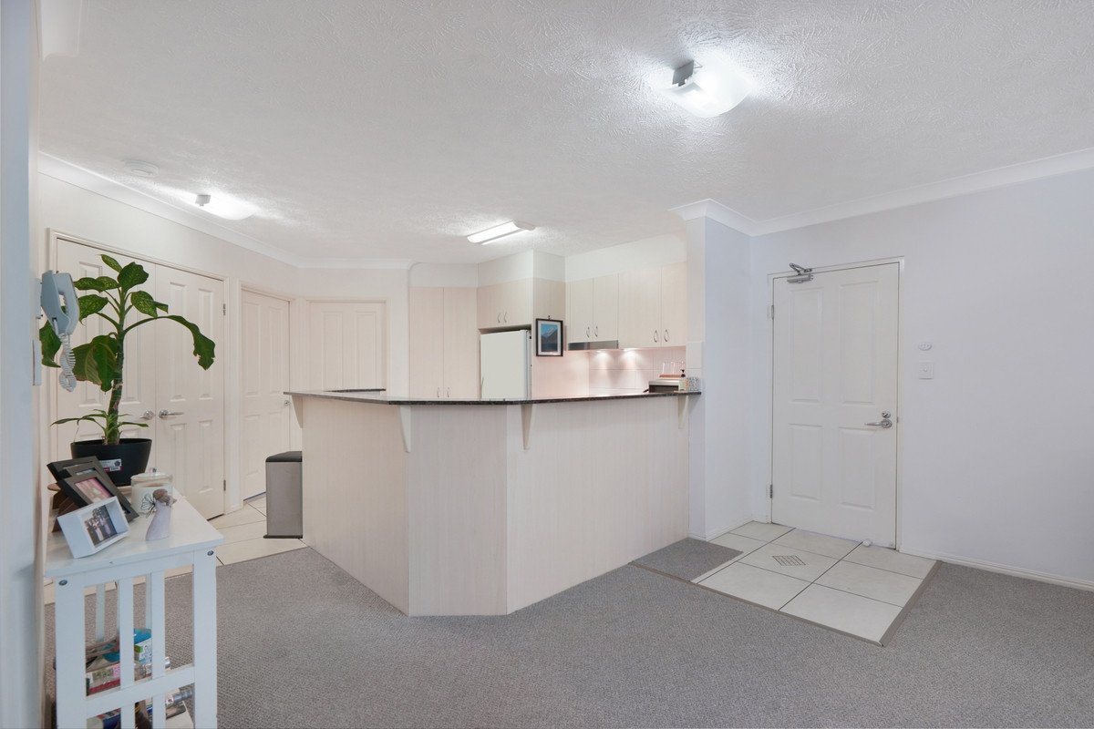 8/6 Fifth Avenue Burleigh Heads 2