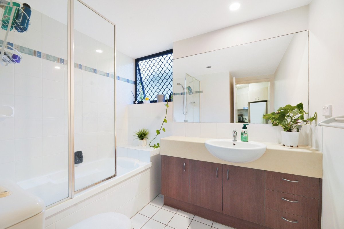 8/6 Fifth Avenue Burleigh Heads 9