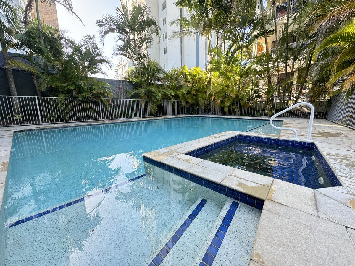 8/6 Fifth Avenue Burleigh Heads 2