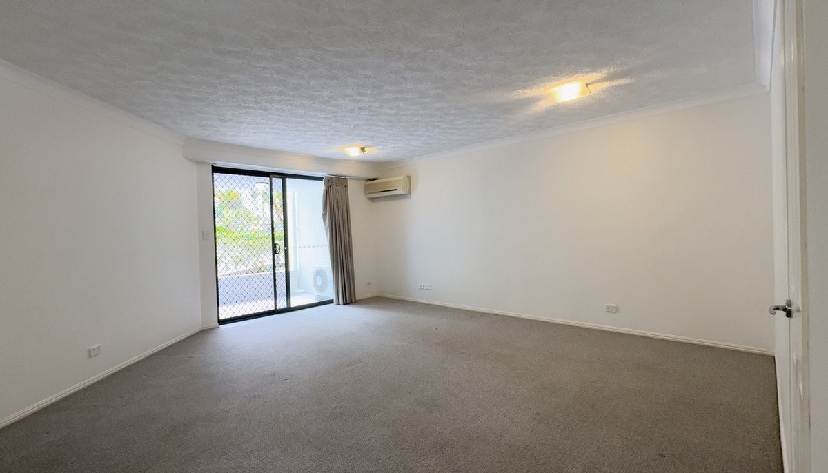 8/6 Fifth Avenue Burleigh Heads 9