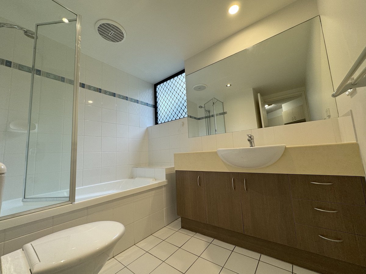 8/6 Fifth Avenue Burleigh Heads 11