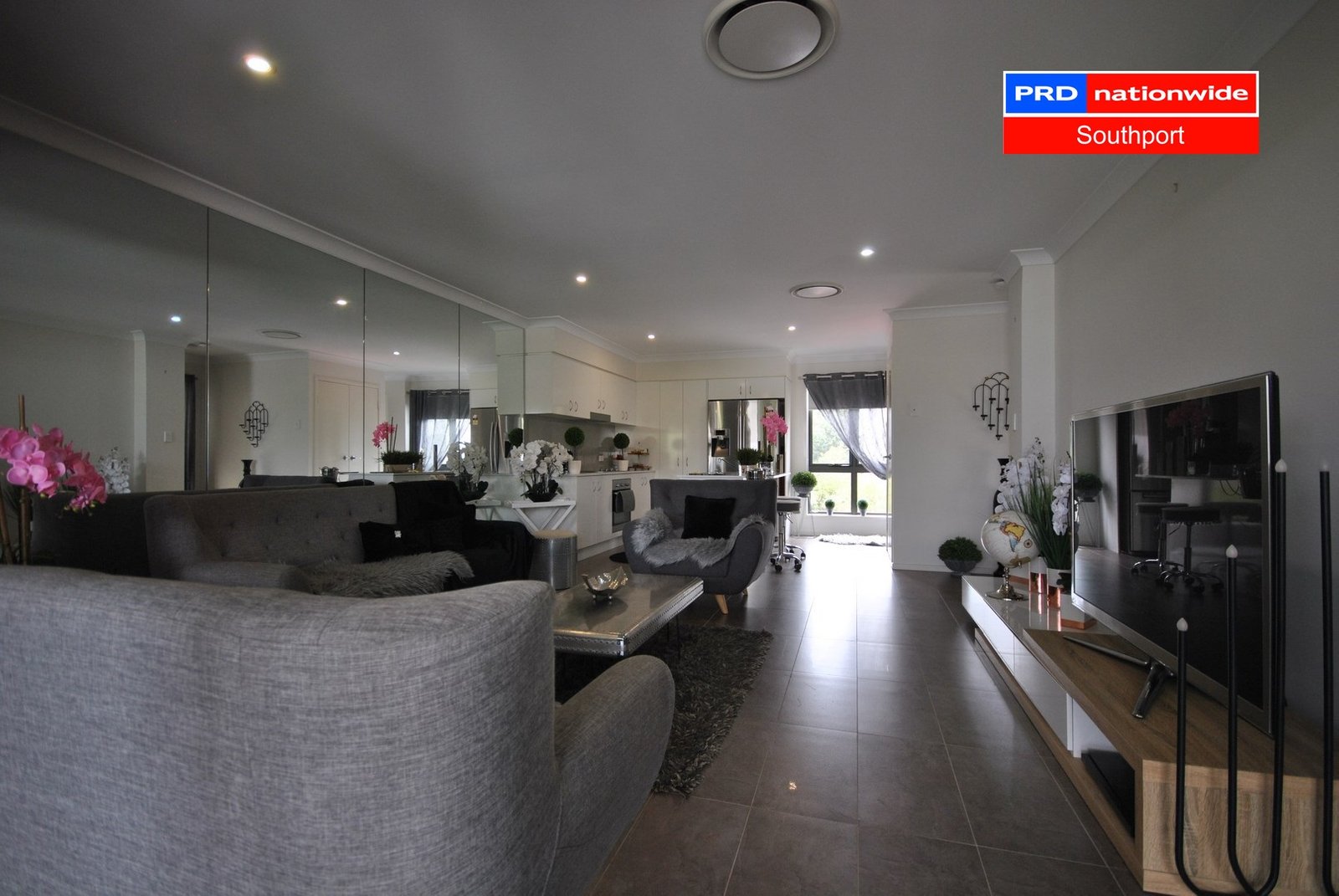 8/61 East Quay Drive BIGGERA WATERS 3