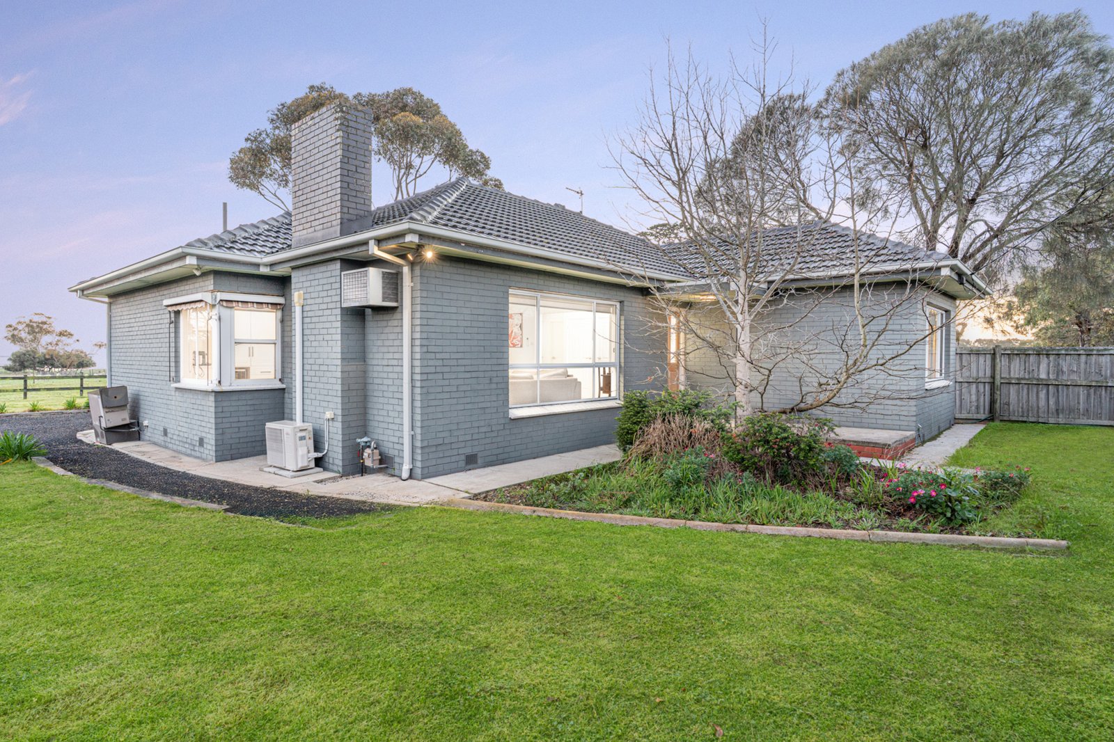 Gallery: 867-869 Portarlington Road