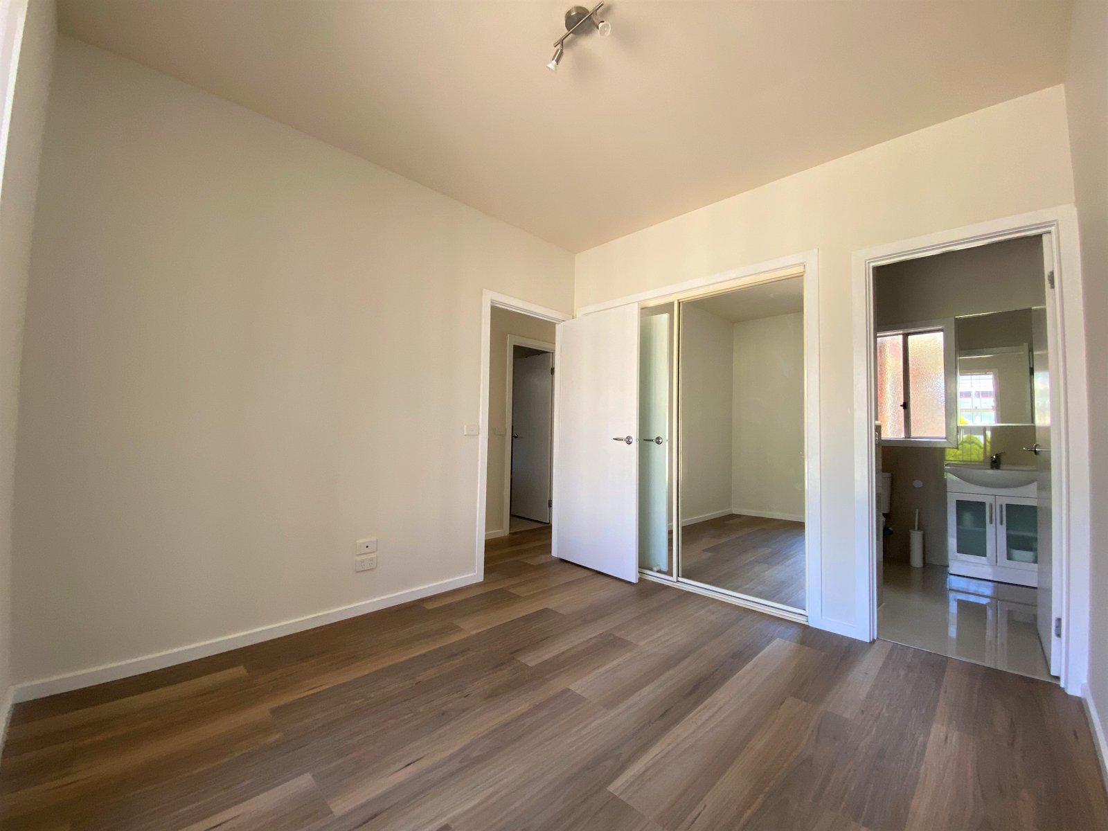 Gallery: 8/699-701 Heatherton Road