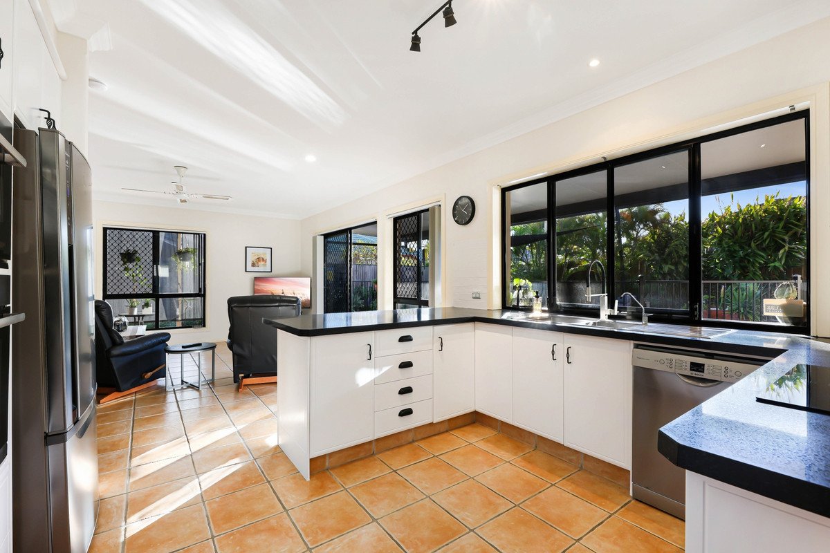 87 Honeyeater Drive BURLEIGH WATERS 3