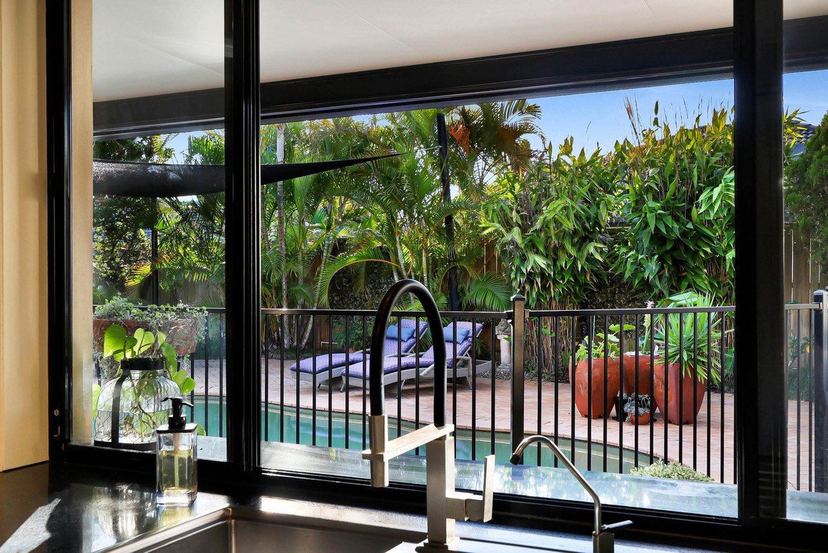 87 Honeyeater Drive BURLEIGH WATERS 5