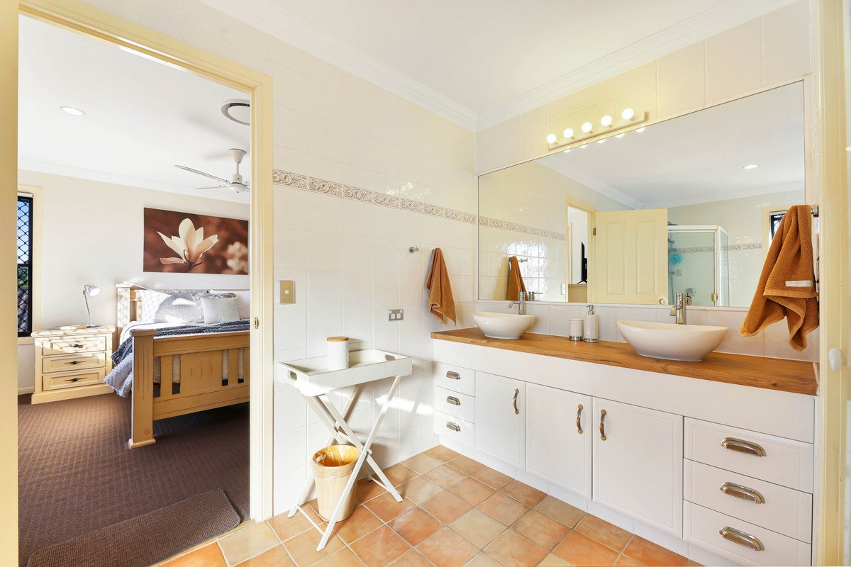 87 Honeyeater Drive BURLEIGH WATERS 10