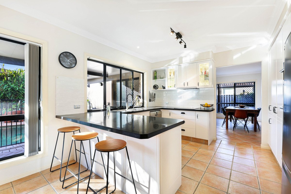 87 Honeyeater Drive BURLEIGH WATERS 2