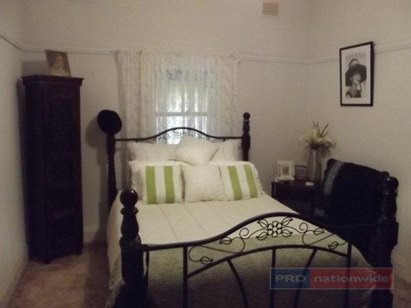 87 Merivale Street TUMUT 9