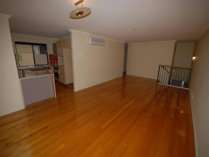 87/4 University Drive ROBINA 1