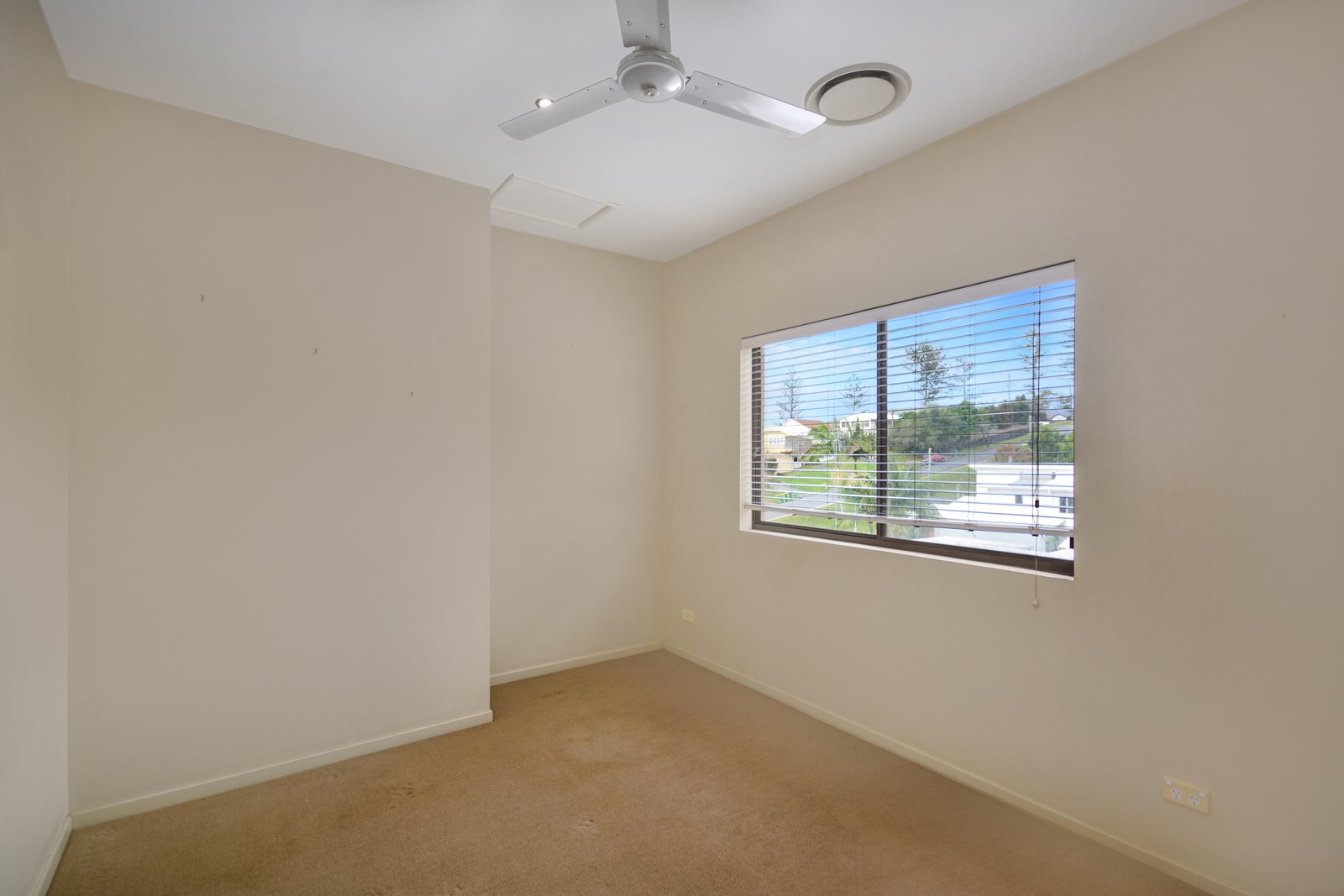 8/77 McLean Street COOLANGATTA 5
