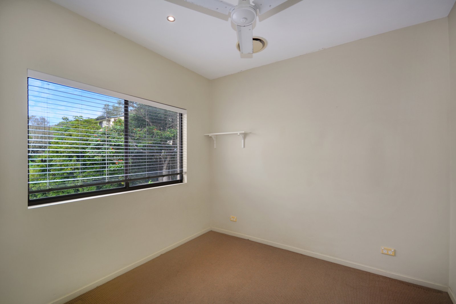 8/77 McLean Street COOLANGATTA 9