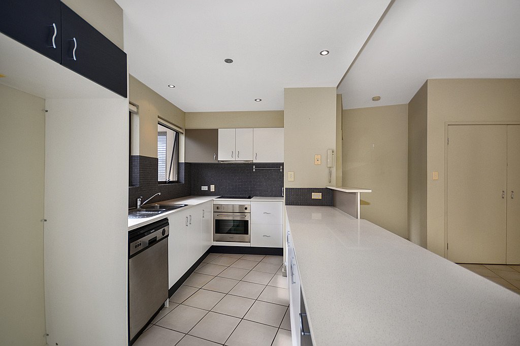 8/77 McLean Street COOLANGATTA 3