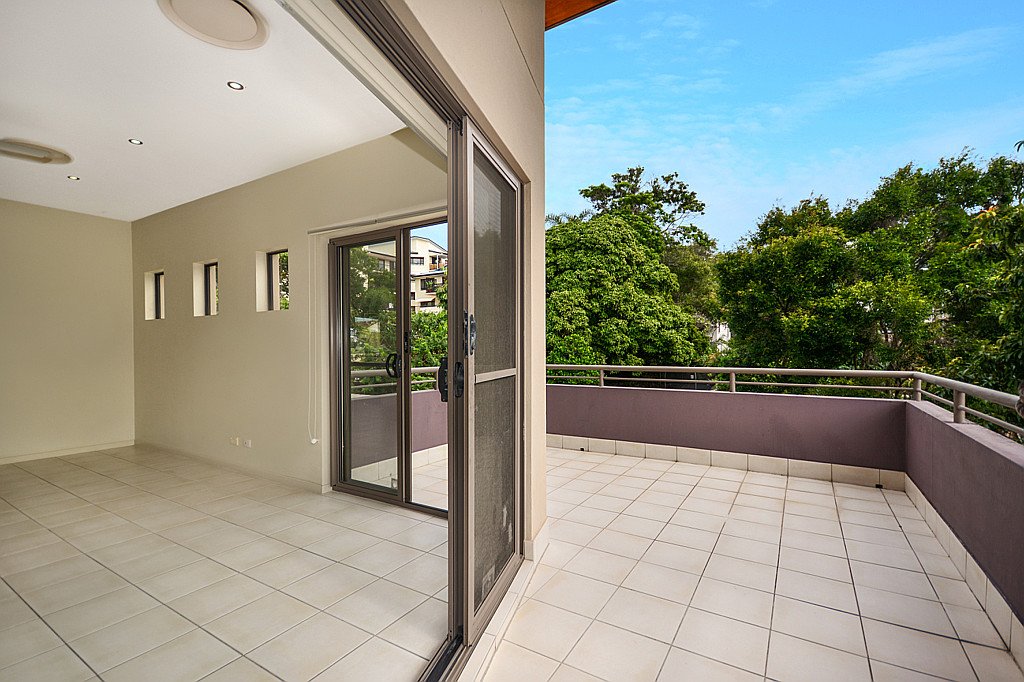 8/77 McLean Street COOLANGATTA 4