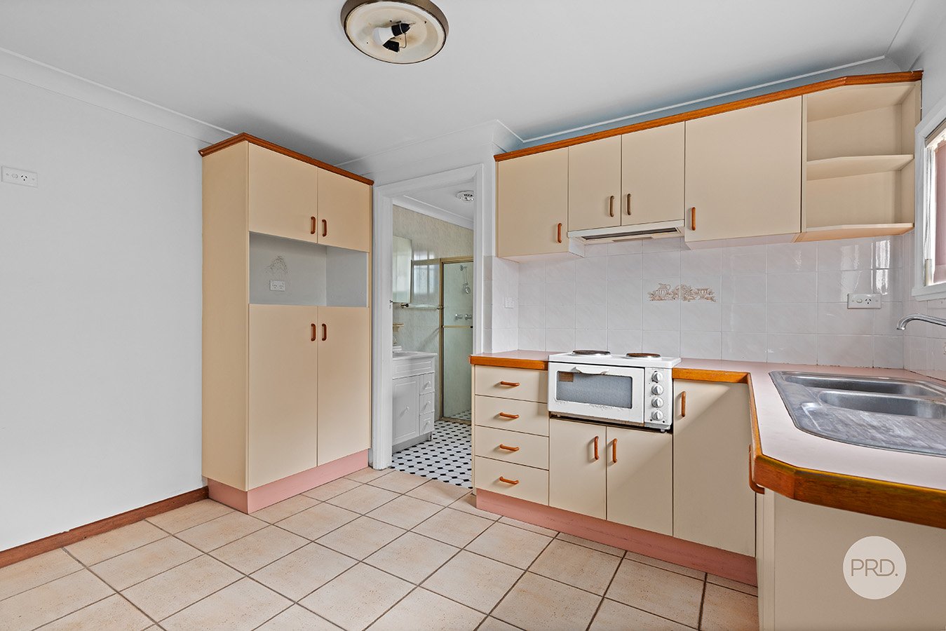 88 Hampton Court Road CARLTON 9