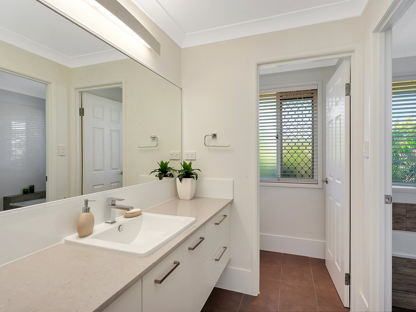 88 Honeyeater Drive BURLEIGH WATERS 11