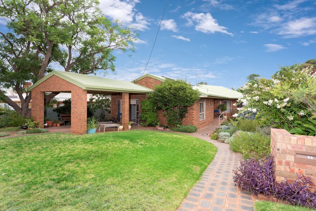 88 Mirrool Street COOLAMON 1