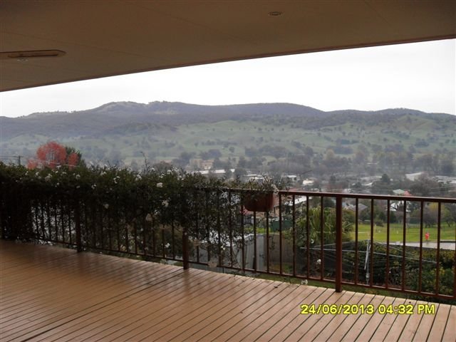 89 Carey Street TUMUT 10