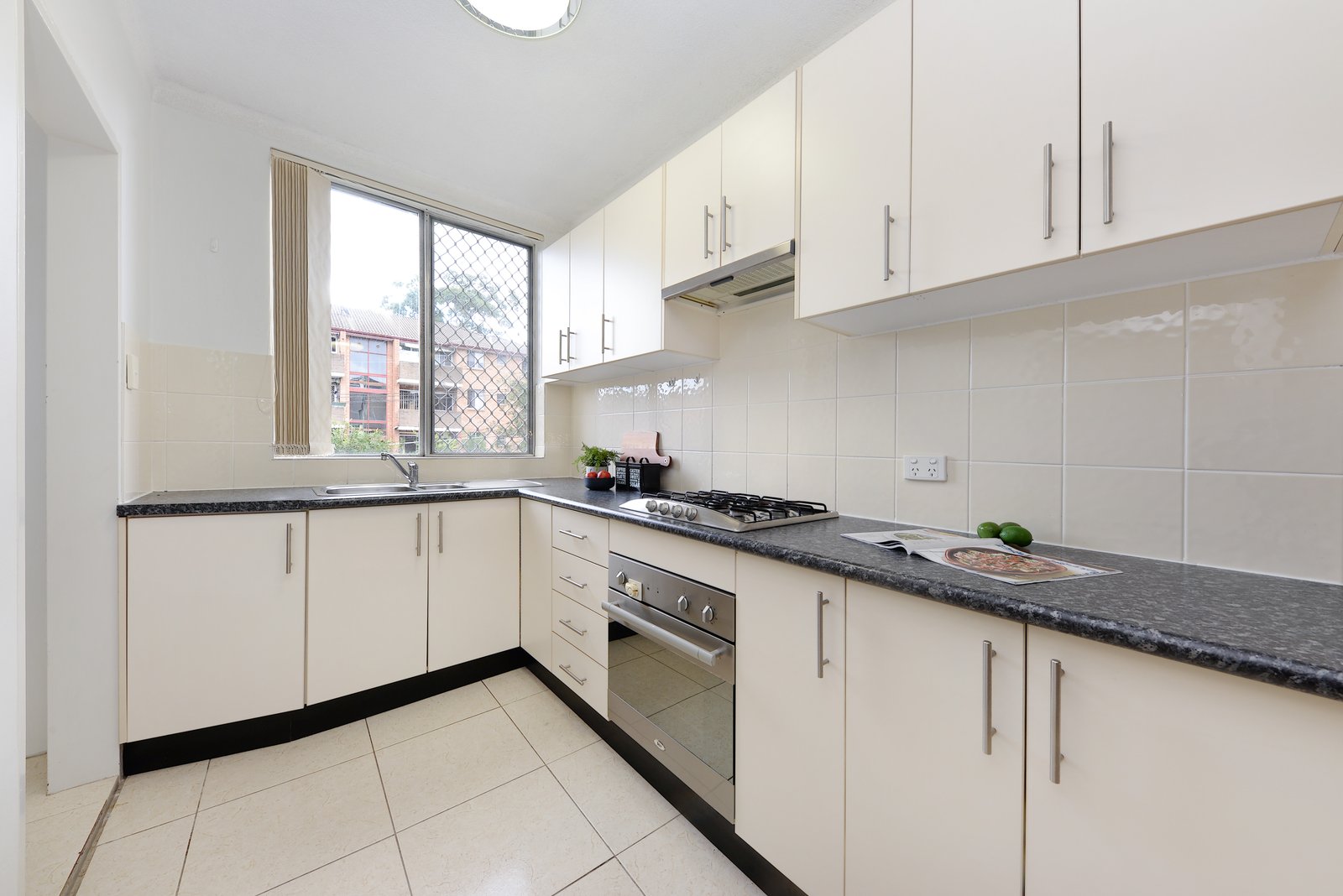 8/9 Grace Campbell Crescent HILLSDALE 2