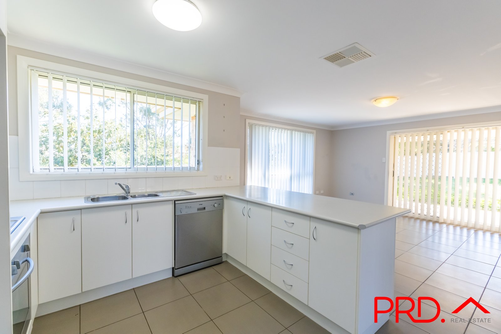 8a Bottlebrush Cove TAMWORTH 5