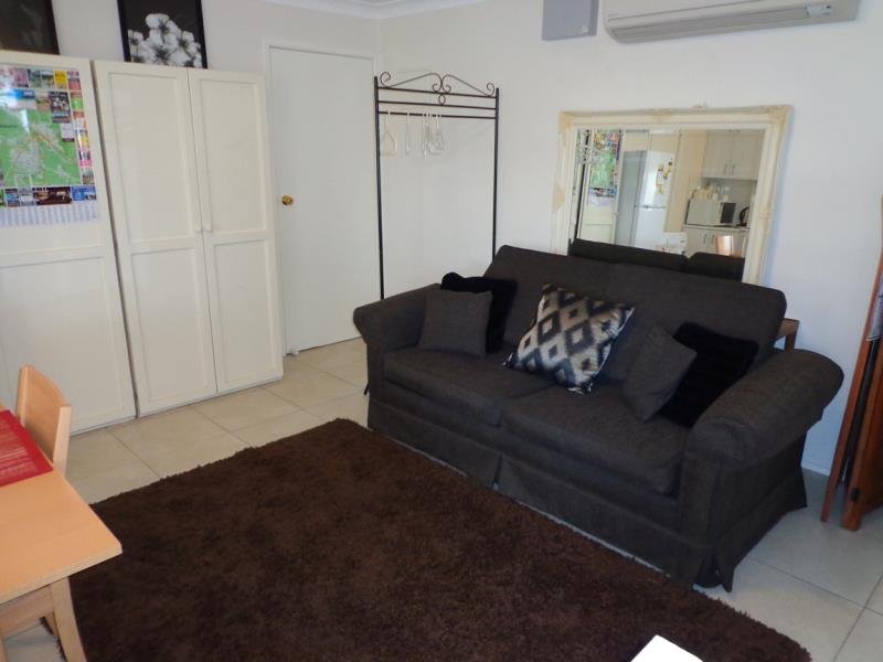 8a Cedar Close TAMWORTH 3