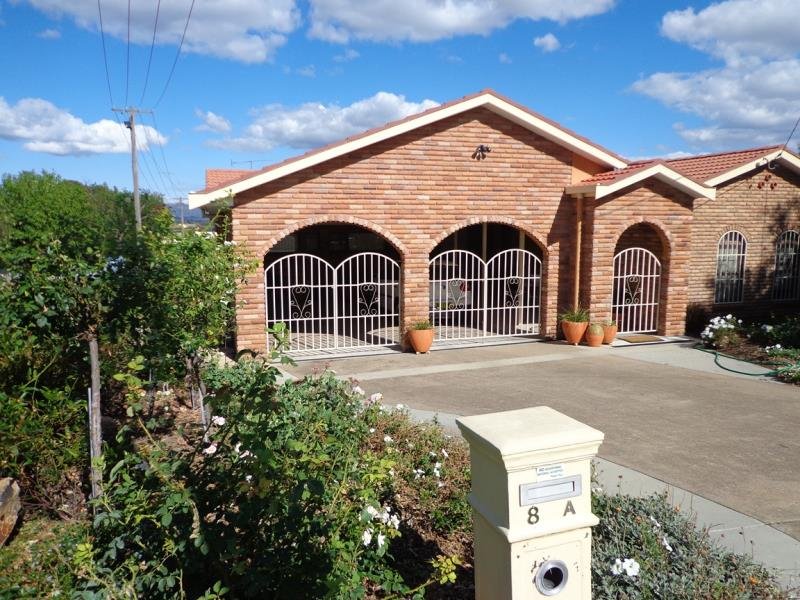 8a Cedar Close TAMWORTH 4